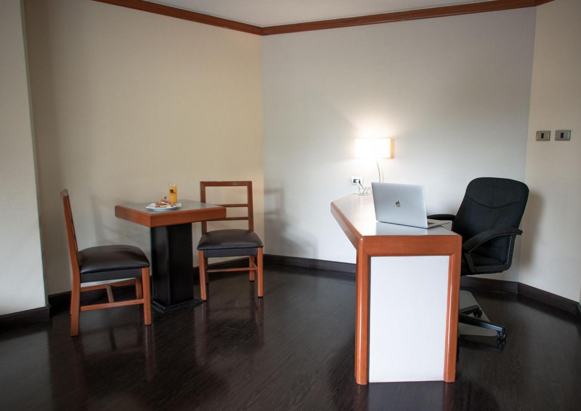 Hotel Abastos Plaza メキシコシティ エクステリア 写真