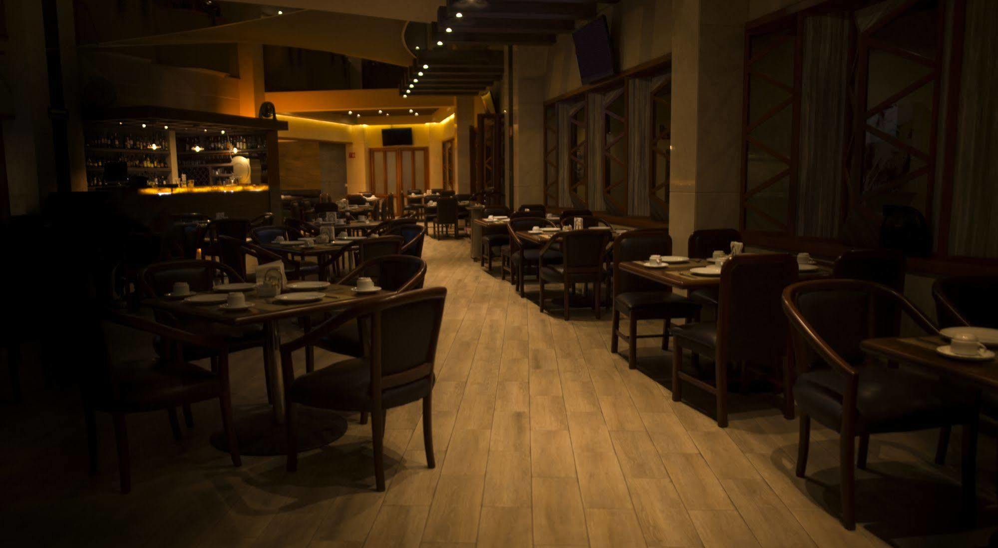Hotel Abastos Plaza メキシコシティ エクステリア 写真